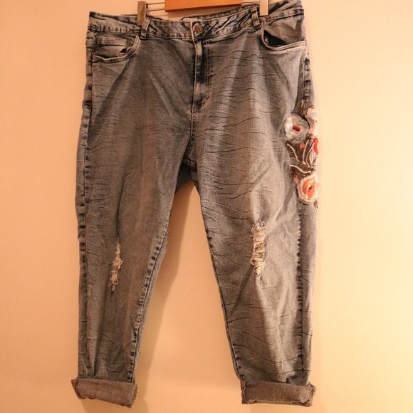 π΄3 for $20π΄ Floral Embroidered Jeans - Picture 4 of 16